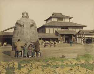 Wikipediaより：方広寺, 明治期撮影 規模を縮小して再建された3代目大仏殿(1973年焼失)と梵鐘。　